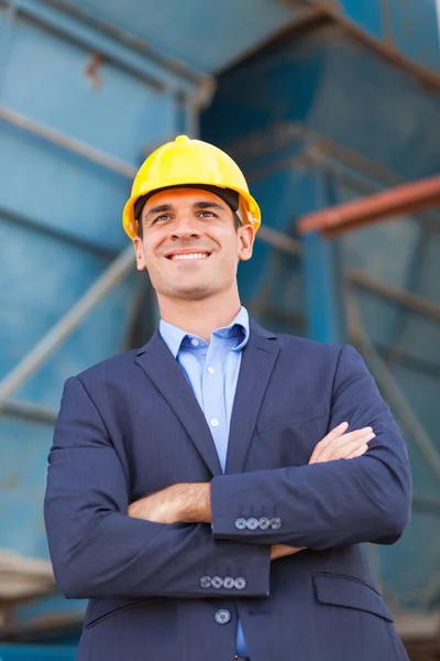 Geschäftsmann der Schwerindustrie mit verschränkten Armen — Stockfoto