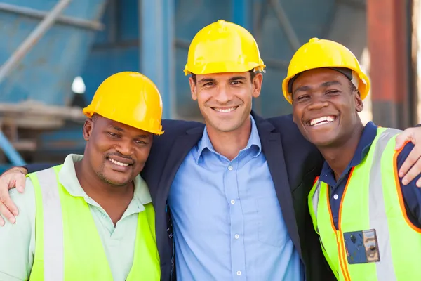 Feliz gerente de la industria pesada y los trabajadores — Foto de Stock