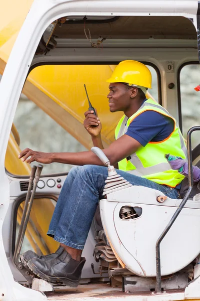 Hombre afroamericano opera excavadora — Foto de Stock