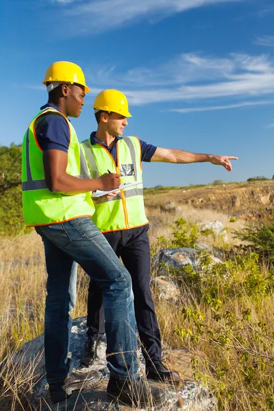 Vermessungsingenieure am Werk — Stockfoto