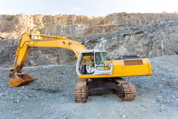 Mine worker operating excavator on site — Stock Photo, Image