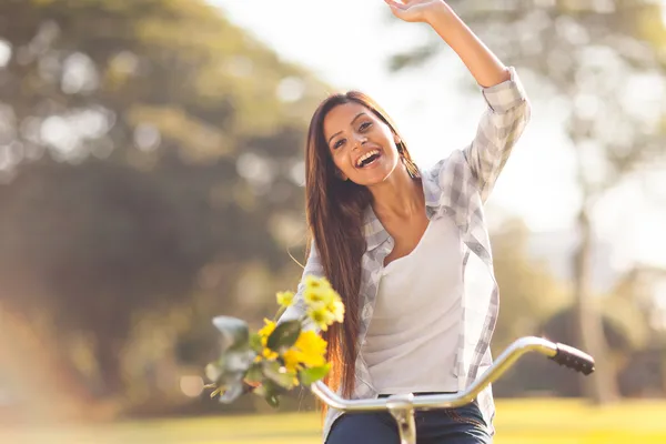 Jonge vrouw met plezier met een fiets — Stockfoto