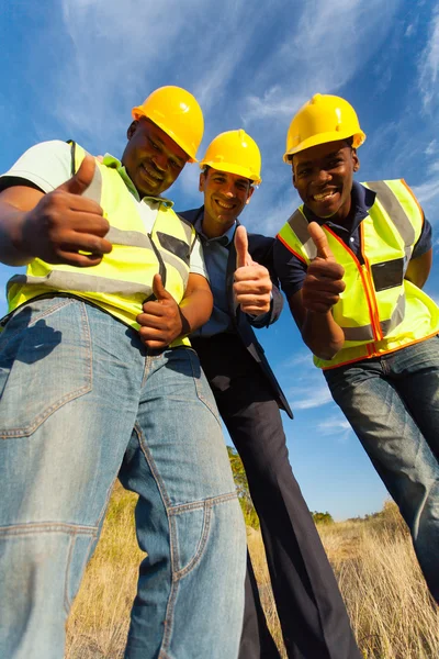 Trabajadores de la construcción dando pulgares hacia arriba — Foto de Stock