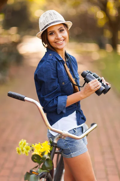 Gelukkige vrouw met verrekijker outdoors — Stockfoto