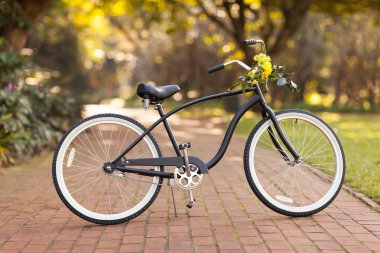 çiçeklerle parkta yeni bisiklet