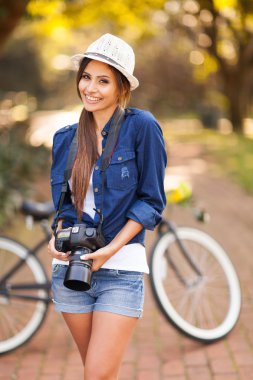 genç kız onun fotoğraf makinesi ile poz