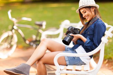 güzel kız öğrenci fotoğrafçı fotoğraf makinesinin üzerinde kontrol
