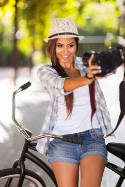 açık havada kendi kendine portre çekici genç bir kadın