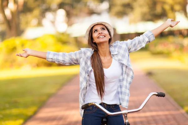 Ung kvinna njuta ridning cykel — Stockfoto