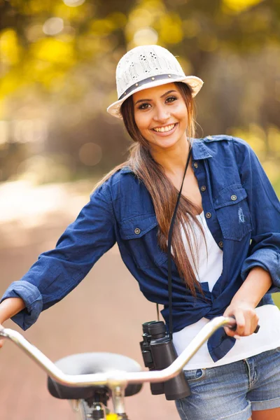 Pretty woman with bike and binoculars at park — Stock Photo, Image