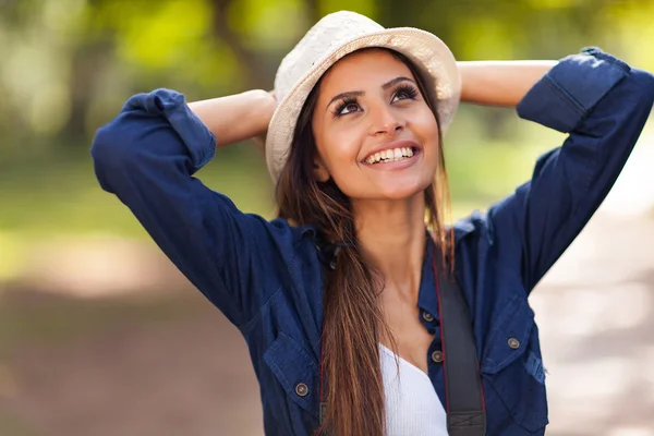 Mujer joven despreocupada al aire libre — Foto de Stock