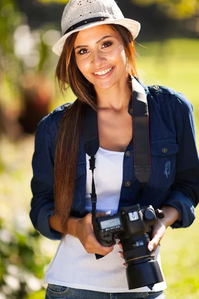 Mulher bonita com uma câmera ao ar livre — Fotografia de Stock