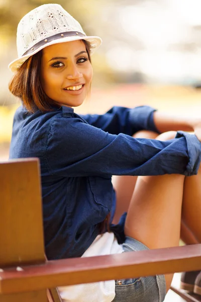 Junge Frau sitzt im Park — Stockfoto