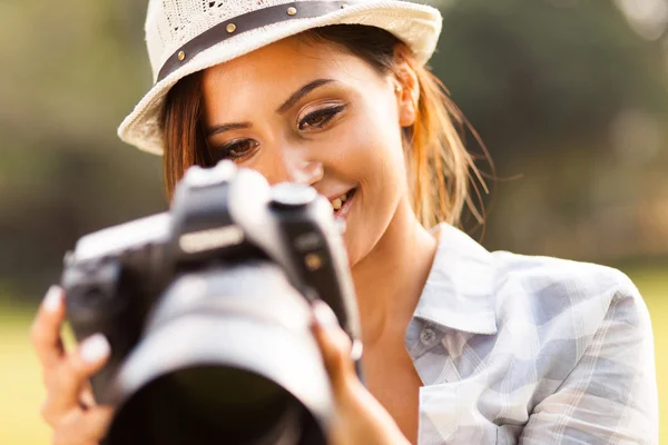 Bella donna rivedere le foto sulla macchina fotografica — Foto Stock