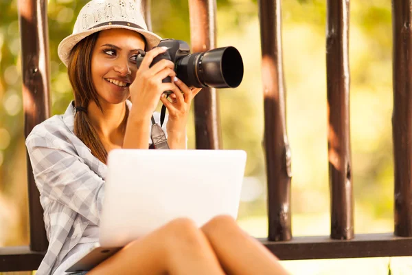 Female photographer taking pictures at the park — Stock Photo, Image