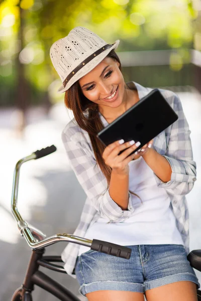 Mujer joven usando tableta al aire libre — Foto de Stock
