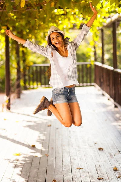 Młoda kobieta skacze — Zdjęcie stockowe