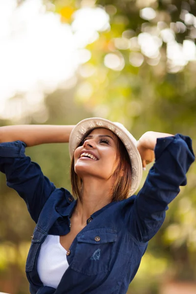 Junge Frau hat Spaß im Freien — Stockfoto