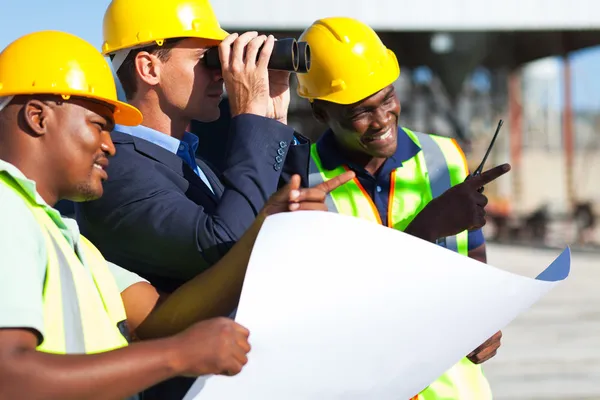 Projektledare undersöker byggarbetsplatsen — Stockfoto