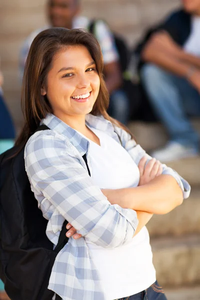 Roztomilý highschool student s rukama zkříženýma — Stock fotografie
