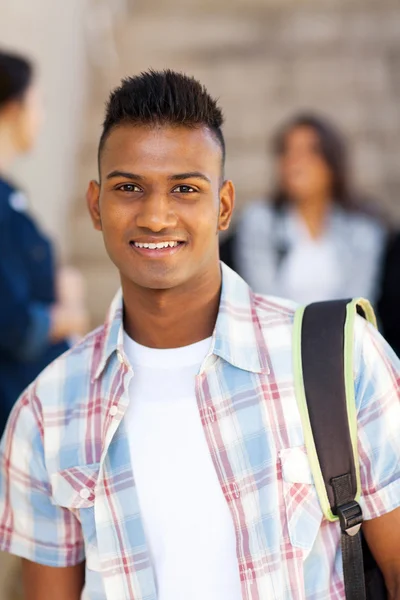 Maschio indiano liceale studente sorridente — Foto Stock