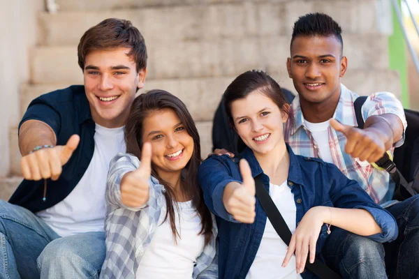 Estudiantes de secundaria dando pulgares hacia arriba — Foto de Stock