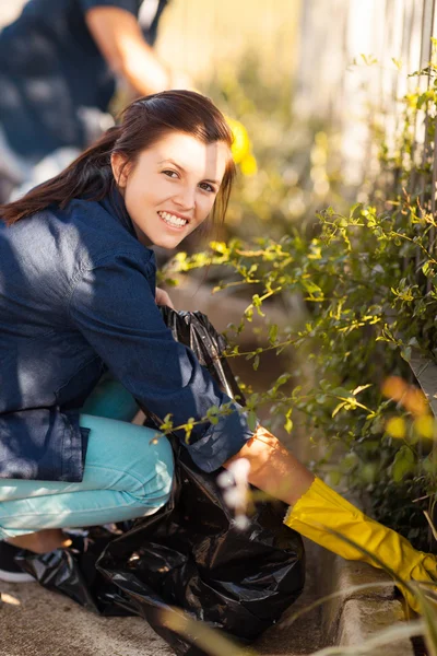 Tienermeisje en vrienden reiniging van de straten — Stockfoto