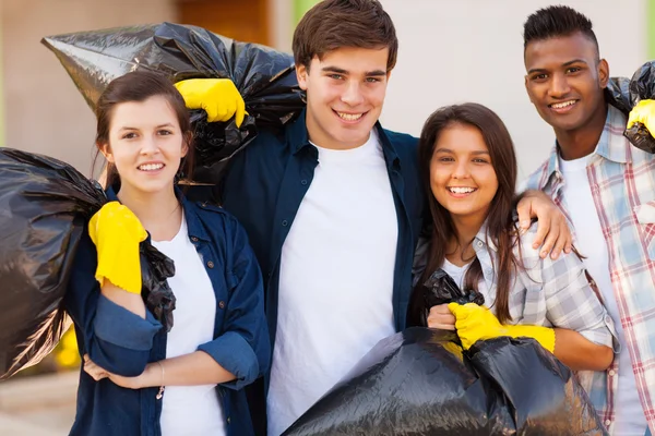 Молодые волонтеры с мешком для мусора — стоковое фото