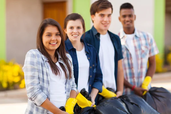 Voluntarios adolescentes de pie con bolsas de residuos —  Fotos de Stock