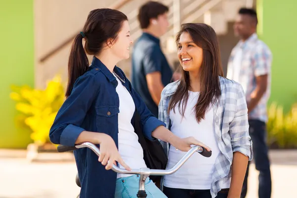 Teenage friends talking outdoors — Stock Photo, Image