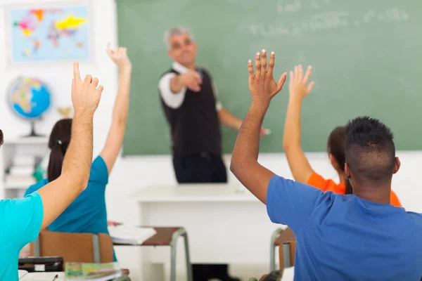 Middelbare scholieren met handen omhoog in klas — Stockfoto