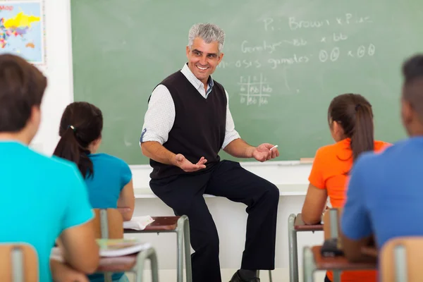 Männlicher Lehrer erklärt Schülern Lektion — Stockfoto