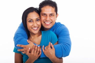 sevgi dolu çift kucaklayan