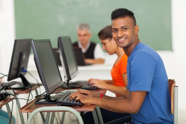Estudante universitário em aula de informática — Fotografia de Stock