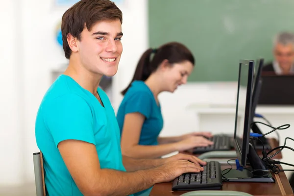 Student met klasgenoot usign de computer — Stockfoto