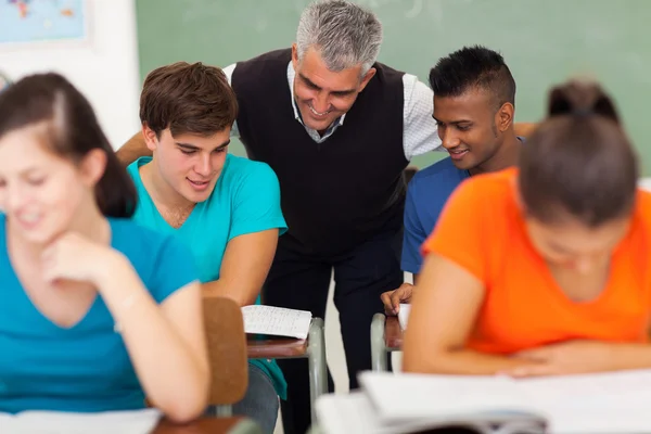 Professor do ensino médio ajudando os alunos — Fotografia de Stock