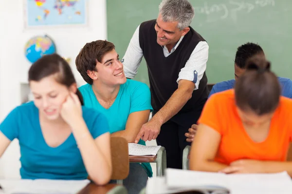 Profesor de secundaria hablando con el estudiante — Foto de Stock