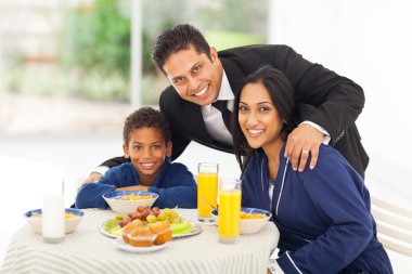 Hintli ve aile iş için ayrılmadan önce