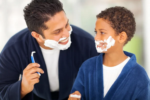 Brincalhão pai e filho barbear juntos — Fotografia de Stock
