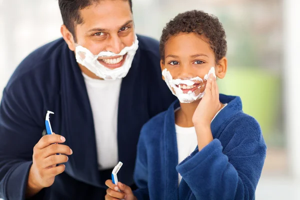 Fils jouant avec la mousse à raser du père — Photo