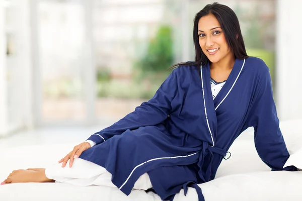 Indiase vrouw in nighclothes ontspannen op bed — Stockfoto