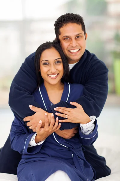 Щаслива індійська пара обіймається на ліжку — стокове фото