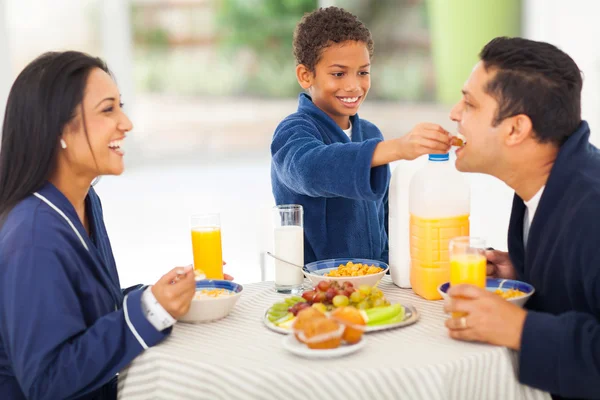 Kleine jongen voeding zijn vader vruchten — Stockfoto