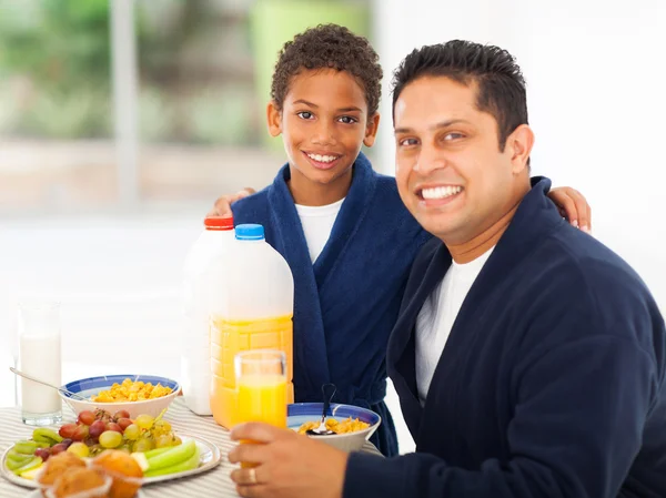 Far och son på frukostbordet — Stockfoto