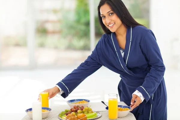 Indiase vrouw voorbereiding ontbijt voor familie — Stockfoto
