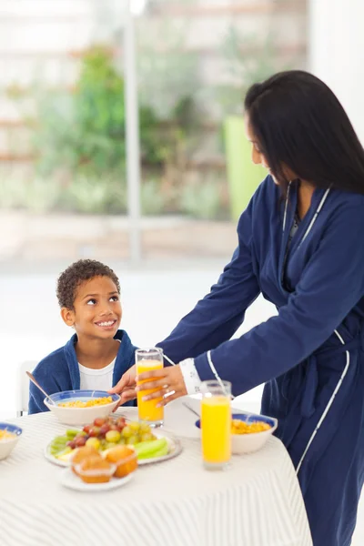 Madre dando desayuno al hijo — Foto de Stock