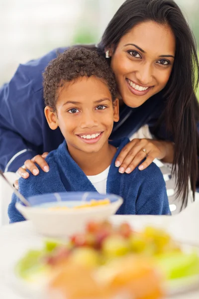 Moeder en zoon aan ontbijttafel — Stockfoto