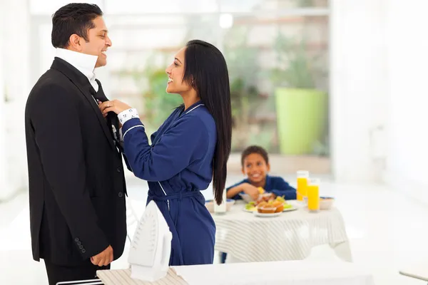 India mujer ayudando marido con corbata — Foto de Stock