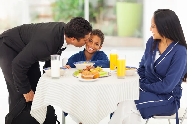 Vater küsst Sohn, bevor er zur Arbeit geht — Stockfoto