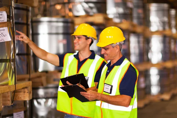 Companhia de navegação colegas contando estoque — Fotografia de Stock